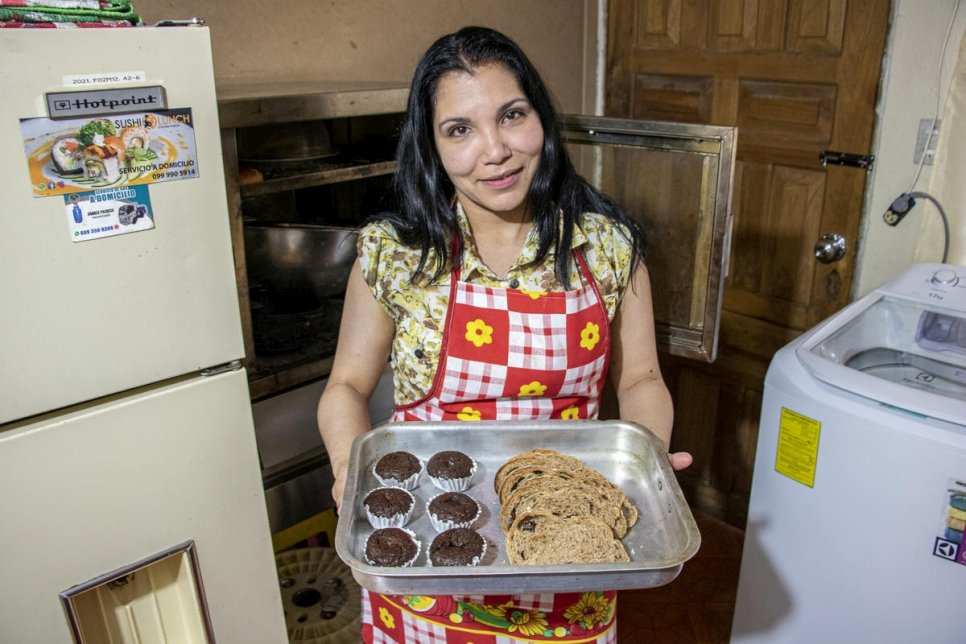 أطلقت ديليس، والتي اضطرت للفرار من فنزويلا، مشروع الحلوى النباتية في وطنهما الجديد، الإكوادور.