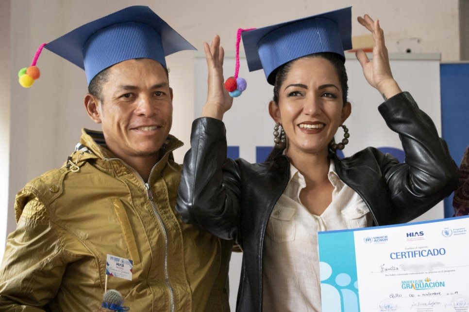 الفنزويلي أوسمار وزوجته فاليريا في حفل انتهاء مشاركتهما في برنامج تدريبي يهدف إلى تزويدهما بالمهارات اللازمة للاستقرار في الإكوادور.