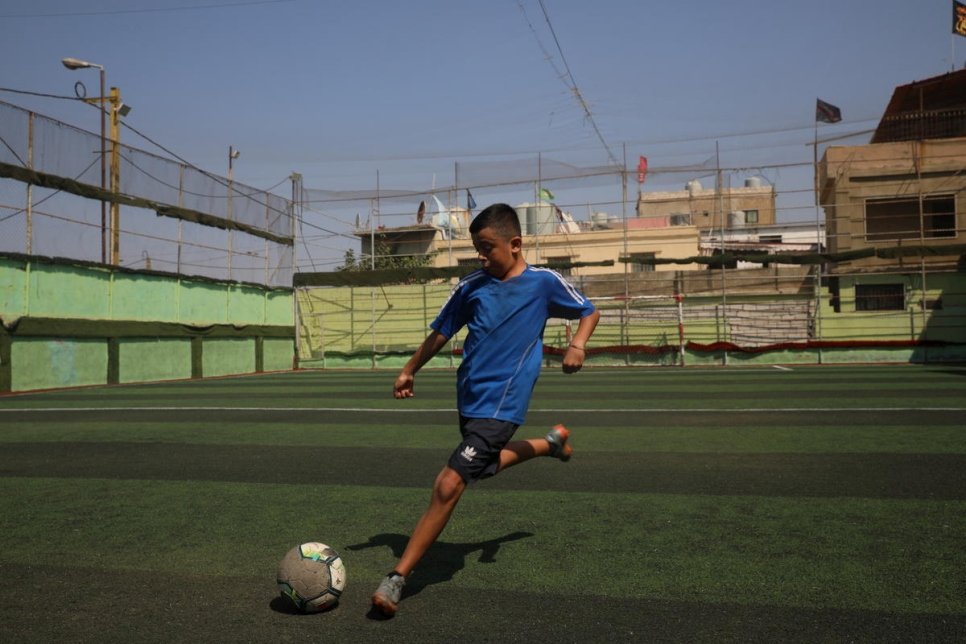 اللاجئ السوري غيث، 13 عاماً، يتدرب على أرض الملعب في نادٍ محلي في بيروت.
