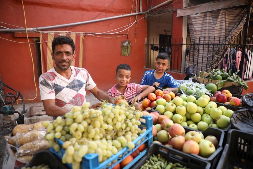 قبل الانتقال إلى إسبانيا، كان سامر وأبناؤه يبيعون الفواكه والخضروات على عربة في منطقتهم.