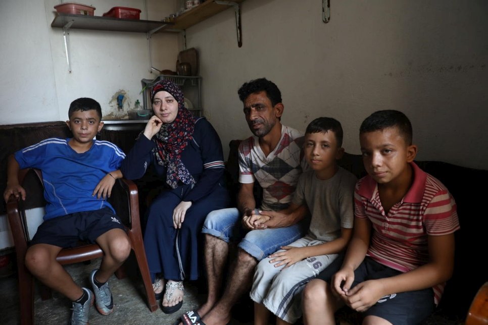 العائلة في شقتهم السابقة في حي الجناح بالعاصمة اللبنانية.