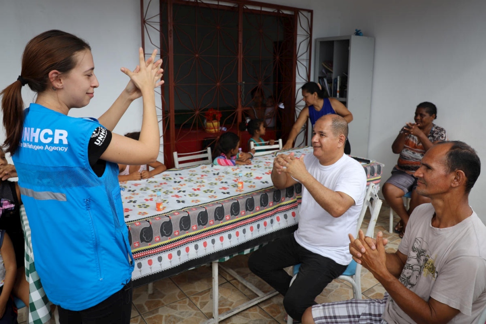 Refugiados y migrantes de Venezuela practican el uso del gel desinfectante para el lavado de manos distribuido por el personal de protección de ACNUR en un albergue de Manaos, Brasil.