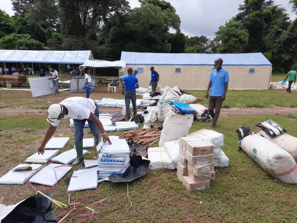 Des outils agricoles et des kits d'aide humanitaire sont distribués aux réfugiés de la République démocratique du Congo et aux membres de la communauté d'accueil dans le village de Toko Kota, en République centrafricaine. 