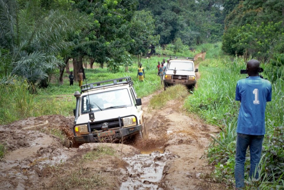 Les véhicules du HCR empruntent des routes difficiles pour atteindre les réfugiés de la République démocratique du Congo dans le village de Toko Kota, en République centrafricaine. 
