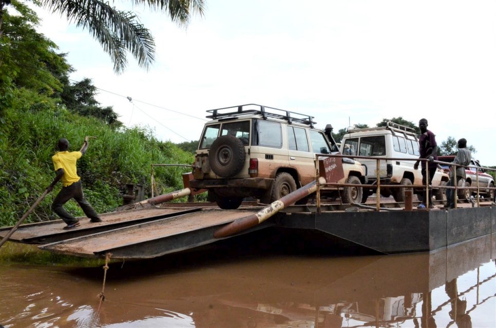Les véhicules du HCR traversent la rivière Ouaka, un affluent de l'Ubangui, sur un ferry vétuste. Ils transportent des vivres destinés aux réfugiés de la République démocratique du Congo dans le village de Toko Kota. 