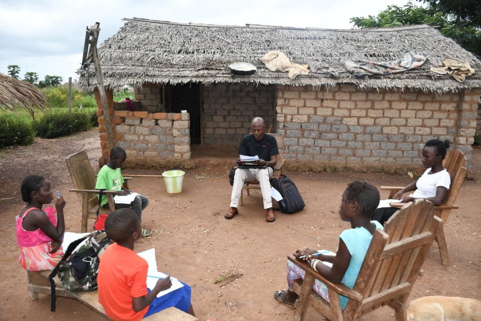 Jean Aimé Mozokombo, enseignant congolais, assure un cours en plein air en respectant les mesures de distanciation sociale à des élèves réfugiés du camp d'Inke, en République démocratique du Congo. 