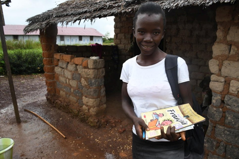 Angèle, 15 ans, élève réfugiée centrafricaine, arrive pour une leçon en plein air au camp d'Inke, en République démocratique du Congo. 