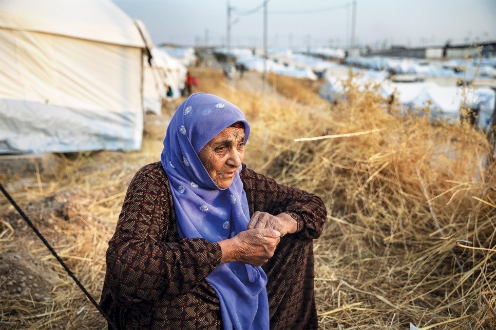 Guzeh Mustafa, âgée de 70 ans, est assise devant un abri dans le camp de Bardarash à Duhok, en Iraq. Elle a fui le nord-est de la Syrie avec six membres de sa famille en octobre 2019 et a besoin d'une assistance médicale.