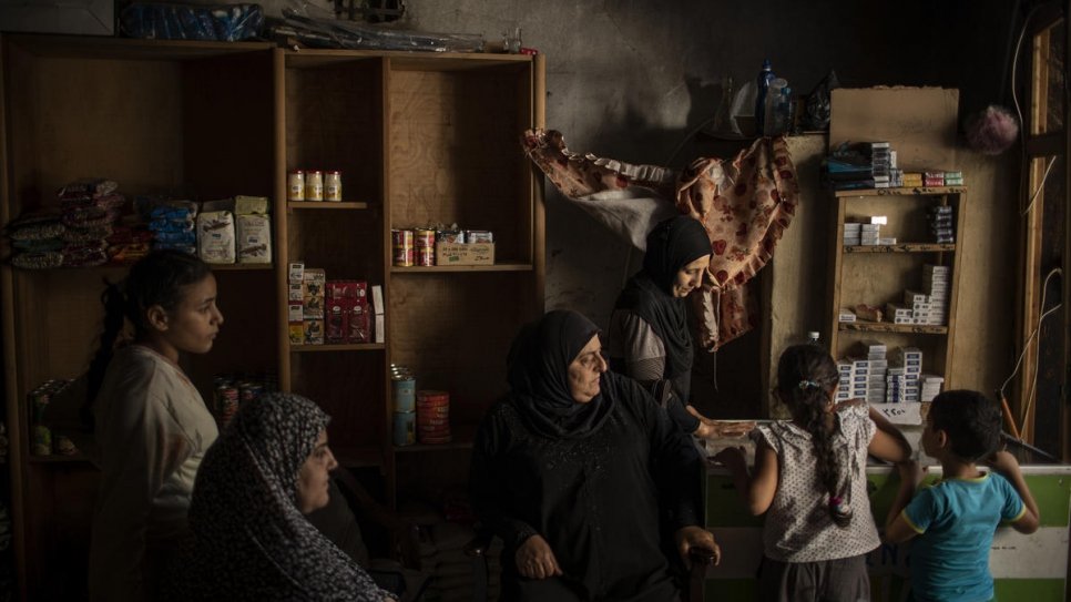 Les enfants du quartier achètent des snacks au magasin, qui est en difficulté pendant la crise économique au Liban. 