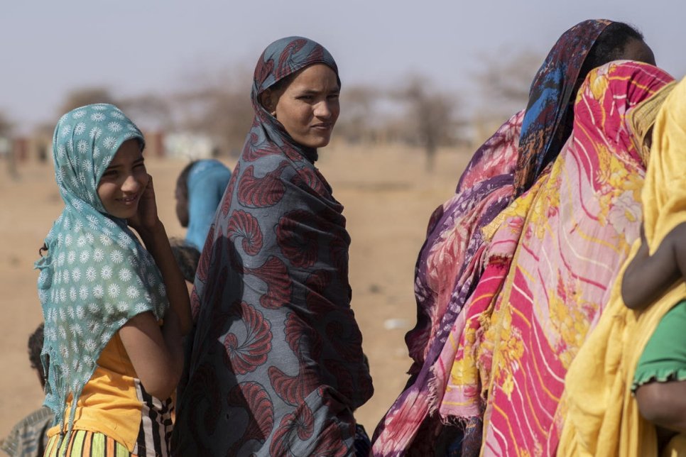 Des réfugiées maliennes rassemblées à un point de distribution d'aide dans le camp de Goudoubo, au Burkina Faso, le 3 février 2020.