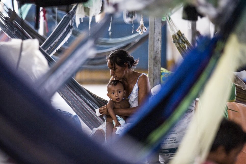 Une Vénézuélienne s'occupe de son bébé dans l'abri de Pintolandia Boa Vista, au nord du Brésil. Mars 2019.  