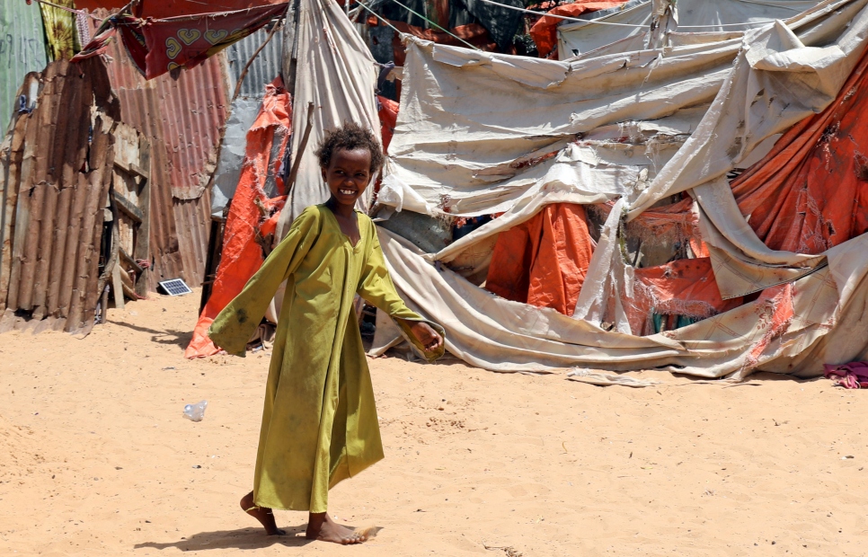 Una niña somalí camina delante de un refugio improvisado en un asentamiento para desplazados internos en Mogadiscio, en Somalia, el 1 de abril de 2020. 