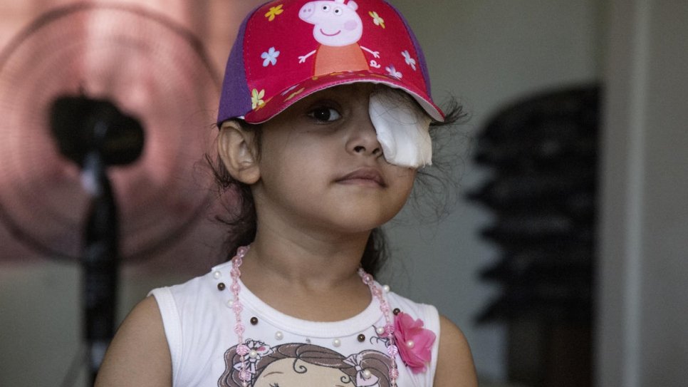 Sama porte un pansement à l'oeil gauche après avoir été blessée au cours de l'explosion. 