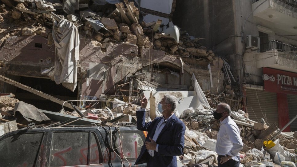 Filippo Grandi visite des quartiers endommagés du centre de Beyrouth, près de l'épicentre de l'explosion. 