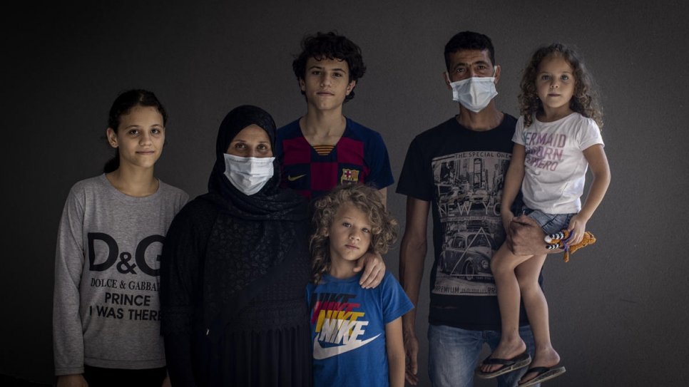 Manar (à droite) pose pour un portrait de famille avec (de gauche à droite), sa soeur Iman, 13 ans, sa mère Fahima, 35 ans, ses frères Jamal, 15 ans, et Mahmoud, 8 ans, et son père Mohammad, 39 ans. 