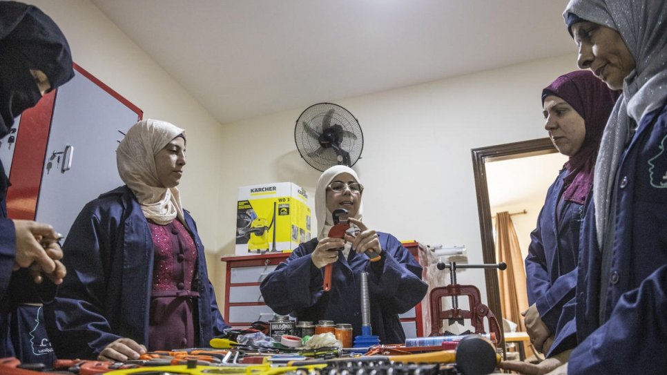Safaa (au centre) enseigne la plomberie aux réfugiés syriens dans son centre de formation à Irbid, en Jordanie. 
