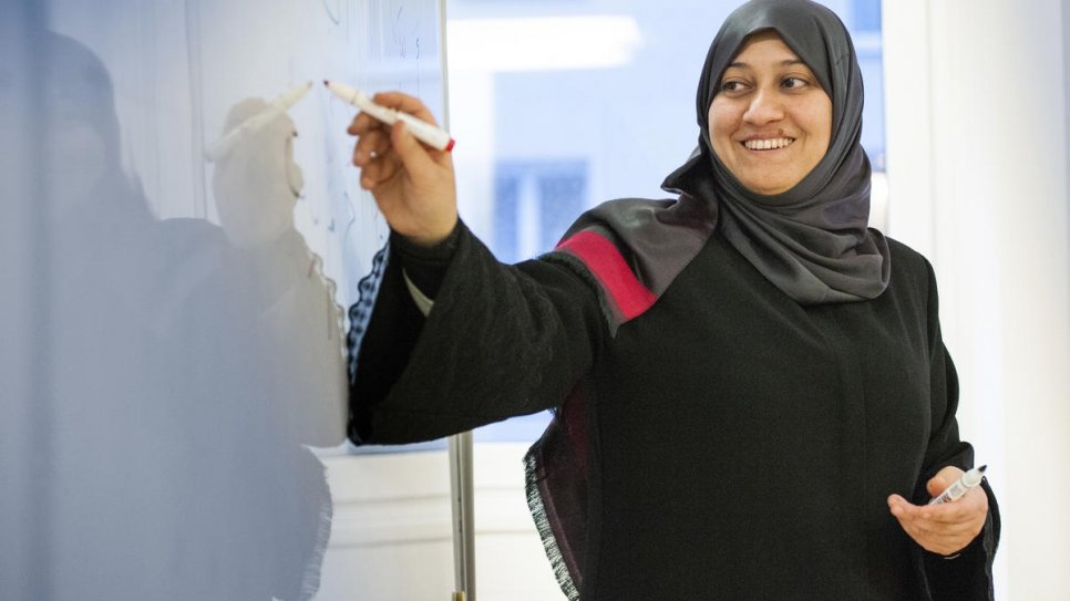 Widad Alghamian, réfugiée syrienne de 41 ans, enseignante d'arabe et d'études religieuses à Damas, enseigne à nouveau, grâce à un programme géré par la municipalité de Vienne. 