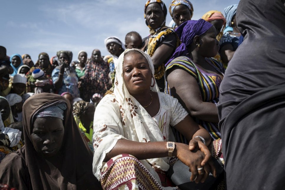 Des hommes armés ont tué les parents de Fatima Maiga devant ses yeux à leur domicile au Burkina Faso au début de cette année. Avec son mari et ses trois enfants, elle a fui et vit maintenant dans le site surpeuplé de Dori. 