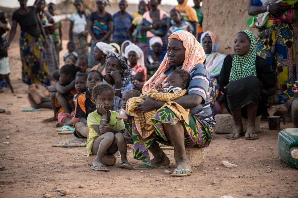 Des femmes et des enfants sont assis devant un abri dans un quartier qui accueille des personnes déplacées du nord du Burkina Faso à Kaya, le 2 février 2020. Environ 600 000 personnes déplacées ont fui les récentes attaques dans le nord du Burkina Faso.  