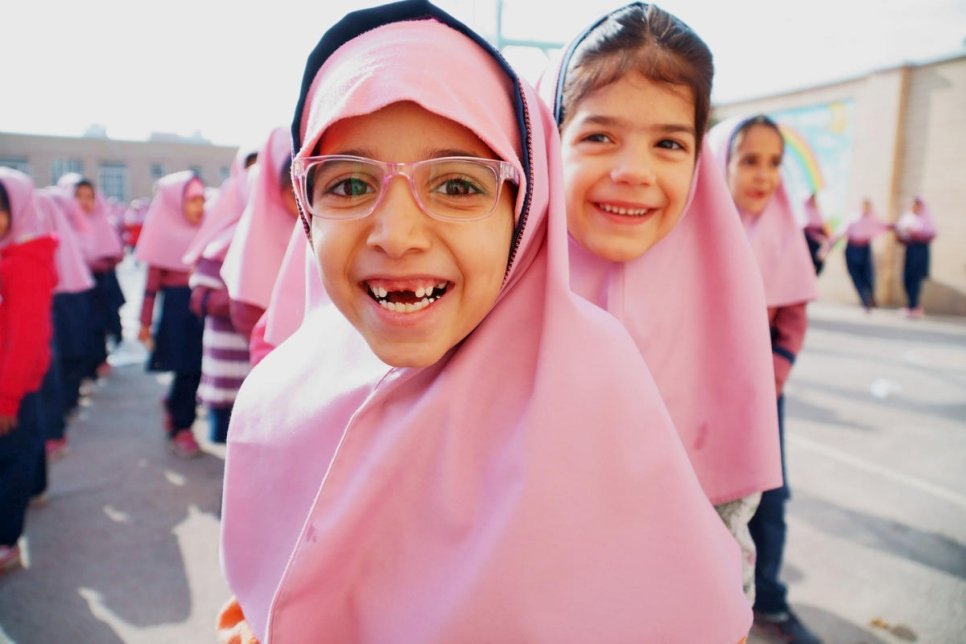 A l'école primaire de Vahdat à Ispahan, en Iran, lors de leur arrivée le matin, les élèves des communautés réfugiées et d'accueil débordent d'enthousiasme et d'énergie.  