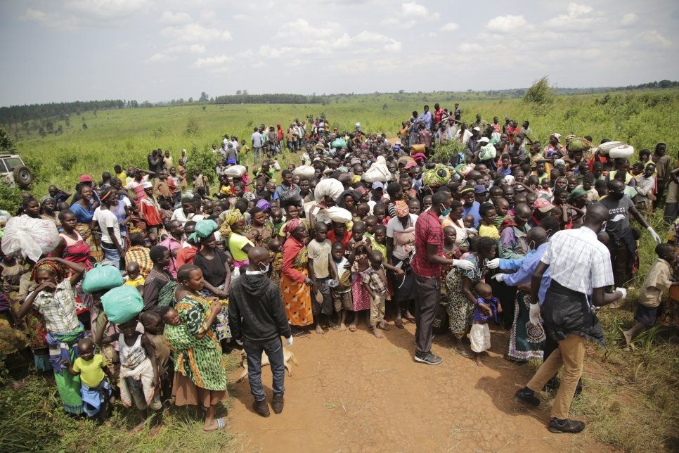 Des demandeurs d'asile congolais attendent de passer un examen de santé près de la frontière ougandaise le 1er juillet 2020.