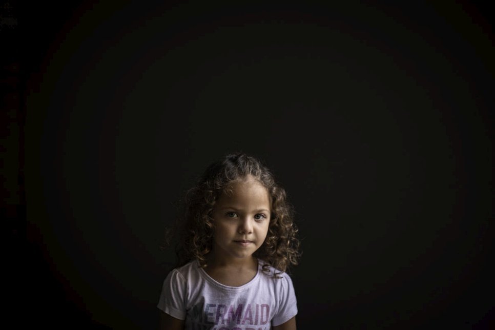 الطفلة السورية منار البالغة من العمر أربع سنوات في صورة لها في منزلها الواقع في بيروت، لبنان.