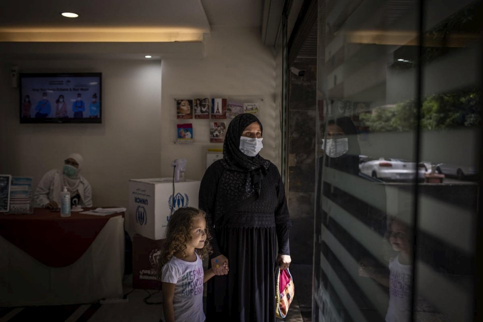 منار ووالدتها فهيمة تغادران عيادة مؤسسة مخزومي في بيروت بعد جلسة للدعم النفسي.