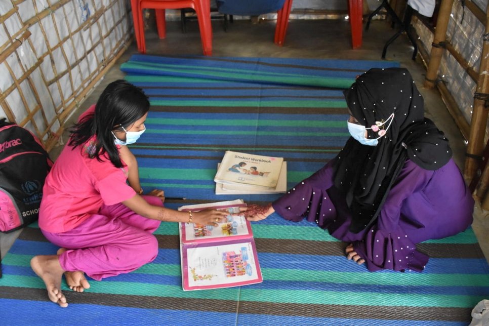 Nour Ayna (à droite) s'entretient avec une élève réfugiée rohingya au camp de réfugiés de Kutapalong, au Bangladesh. 