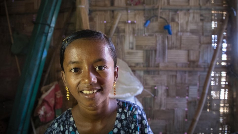 Myshara dans la cabane en bambou qu'elle partage avec ses parents et ses trois soeurs. 