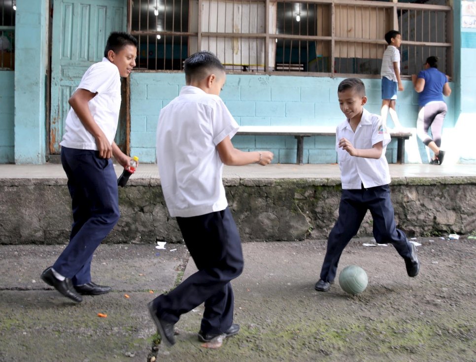 تتغذى العصابات في هندوراس على الضعفاء من الشباب، وتجندهم لاستخدامهم كجنود مشاة في عملياتهم الإجرامية. هنا، يلعب تلاميذ المدارس في تيغوسيغالبا في نوفمبر 2019. 