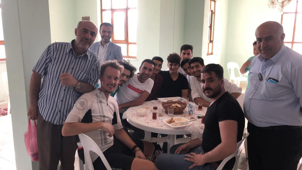 Accueilli à la mosquée locale pour le dîner, à Tosya, en Turquie.