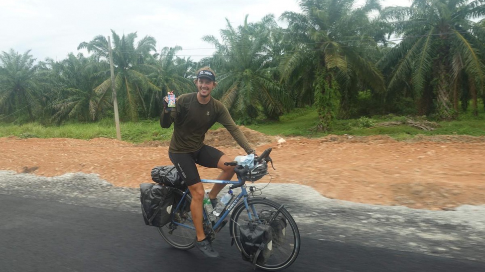 Le cycliste britannique Theo Foster traverse la péninsule malaise lors de son tour du monde. 