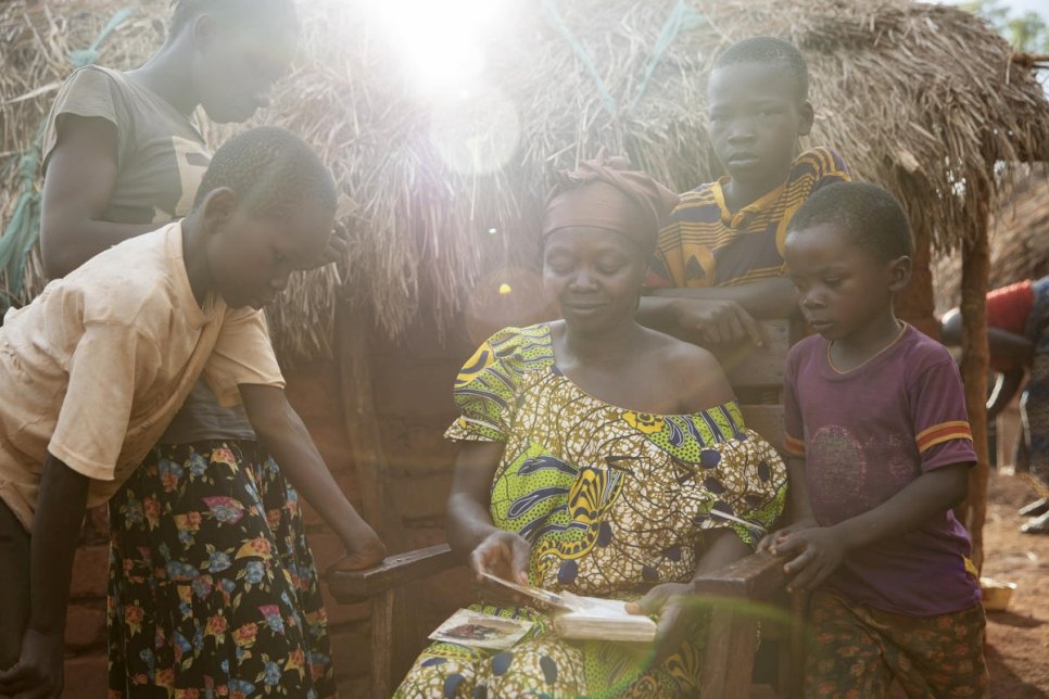 Une famille déplacée interne devant son abri en République centrafricaine. Le HCR appelle à un soutien urgent pour renforcer des programmes essentiels pour les soins de santé mentale au bénéfice des réfugiés et de ces déplacés internes. 