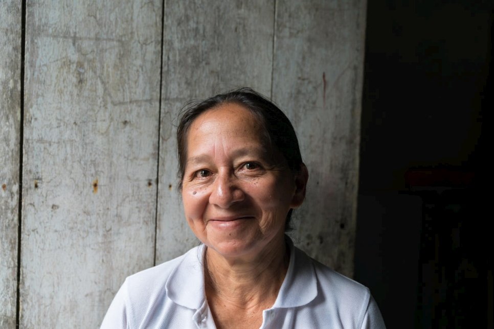 فقدت ألبا بينتو، 58 عاما، زوجها وأطفالها الثلاثة بسبب النزاع المسلح في كولومبيا ونزحت في عام 2005. ومنذ ذلك الحين، عملت بجد لفتح متجر لبيع المستلزمات المدرسية في نويفا إسبيرانزا. 

