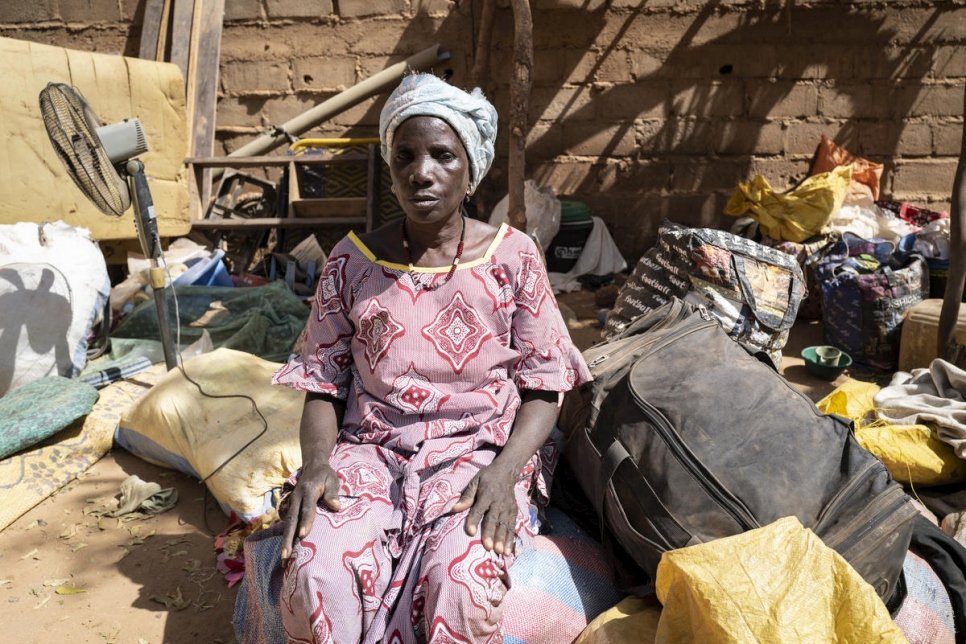 Une déplacée interne burkinabée est assise parmi ses effets personnels à Kaya, au Burkina Faso. Février 2020. 