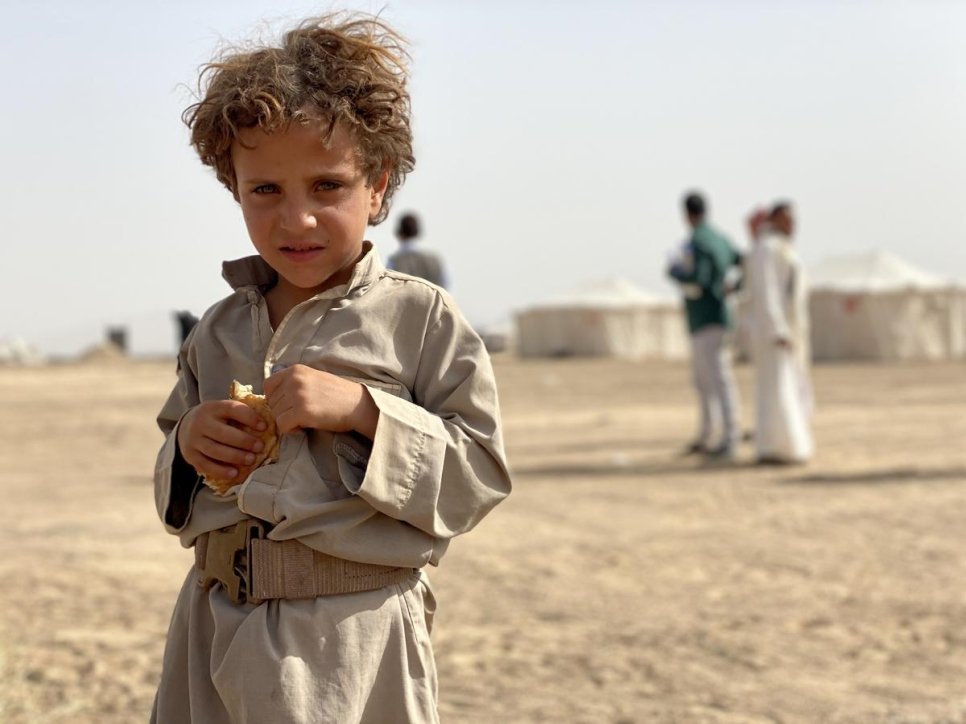 Un petit garçon yéménite de cinq ans se tient devant un site pour personnes déplacées internes à Marib, au Yémen, où le conflit a forcé des milliers de personnes à fuir. 