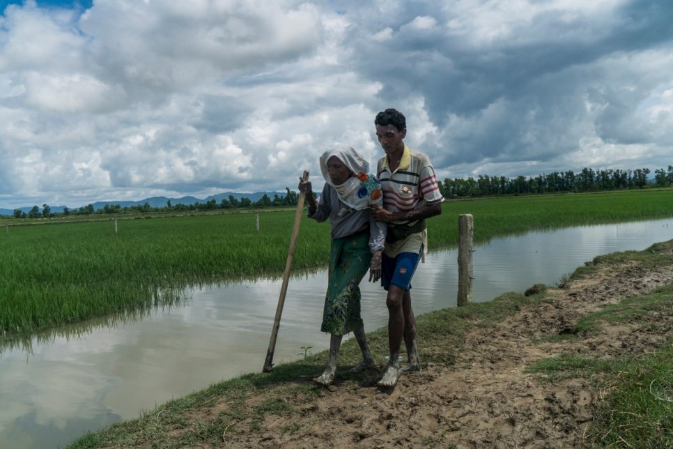 Une réfugiée rohingya de 70 ans est aidée par son fils après avoir traversé à pied le Bangladesh à partir du Myanmar en septembre 2017.  
