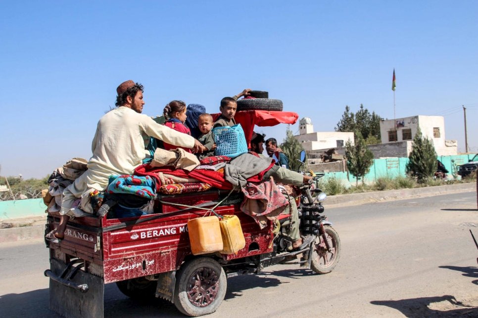 Des personnes déplacées fuient le district de Nadali en direction de Lashkar Gah en raison des affrontements entre les combattants talibans et les forces de sécurité afghanes dans la province de Helmand, le 14 octobre 2020. 