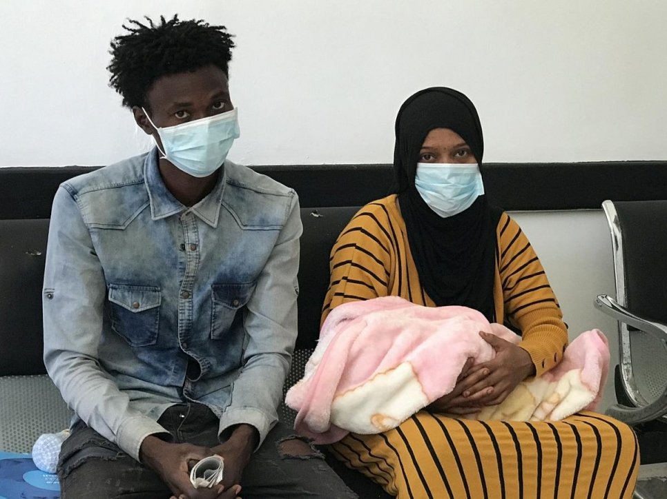 Le réfugié soudanais Alhadi et sa femme somalienne, Umalkeyr, attendent qu'un médecin vienne voir leur nouveau-né. 