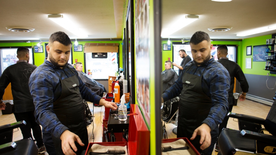 Ismail Arafat trabaja los siete días de la semana en una barbería de Whitehorse.