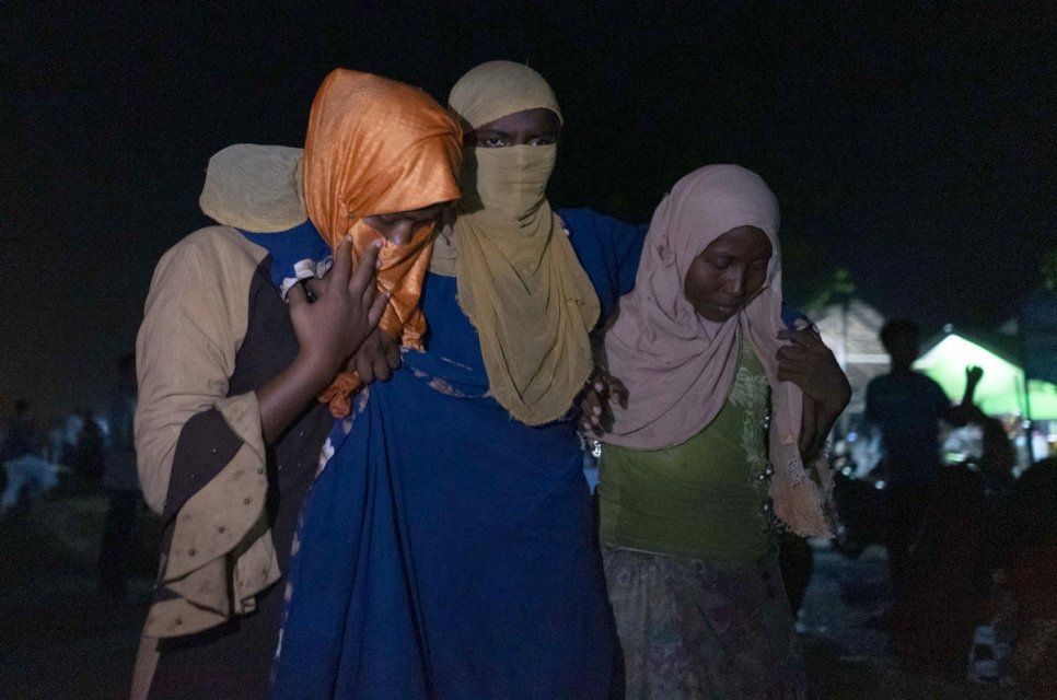Une Rohingya est soutenue par d'autres réfugiées après que le bateau qui les transportait ait accosté à Lhokseumawe, dans la province d'Aceh, en Indonésie, tôt lundi 7 septembre 2020. 