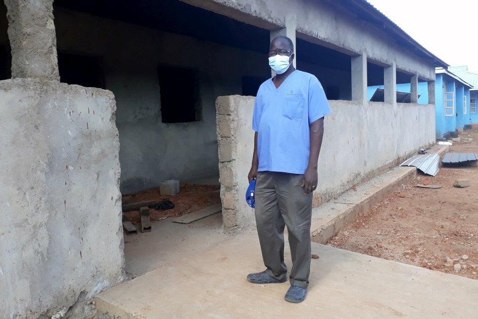 الدكتور إيفان أتار أداحا يتفقد أعمال البناء في مستشفى بونج في مقاطعة مابان، جنوب السودان.