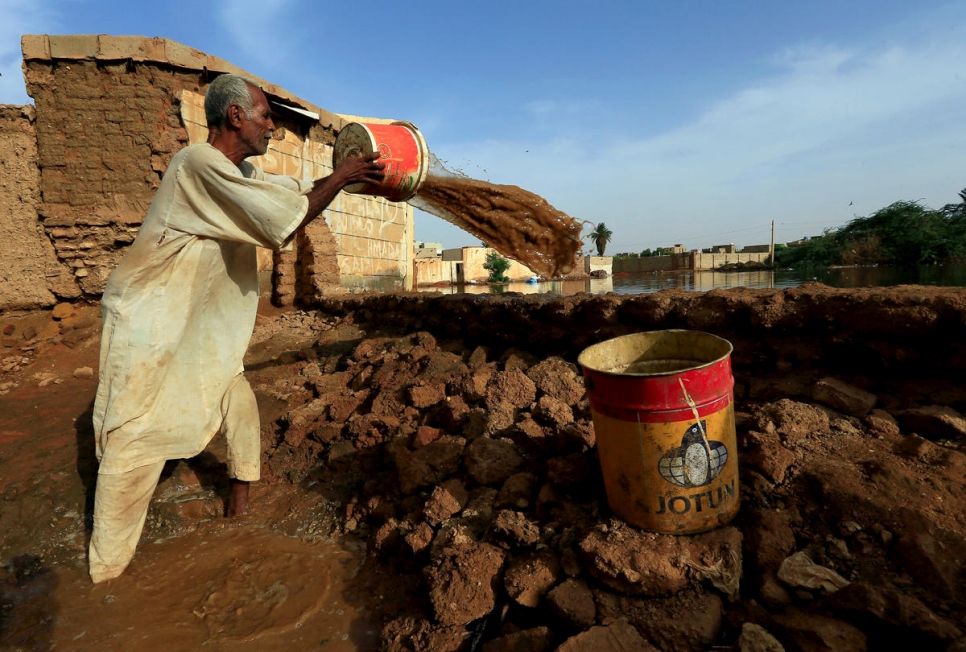 Un résident retire l'eau dans une zone inondée par le Nil à Al-Ikmayr, un quartier de la ville d'Omdurman près de Khartoum.  