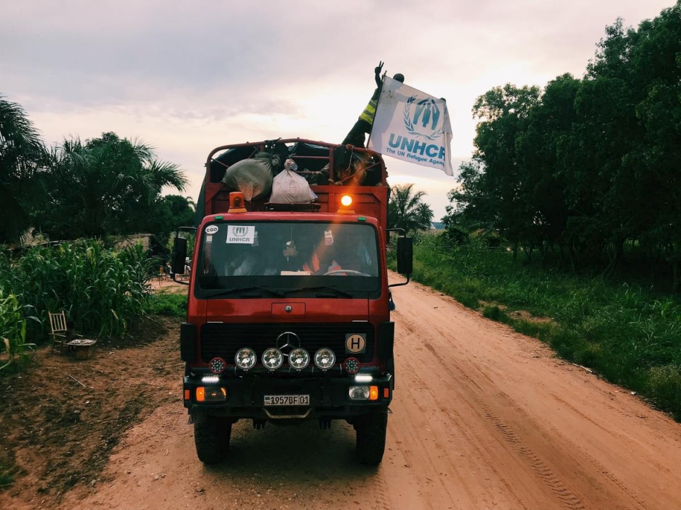 Un repatriado congoleño ondea la bandera del ACNUR al llegar a Kananga, capital de la provincia de Kasai, después de años como refugiado en Angola. 