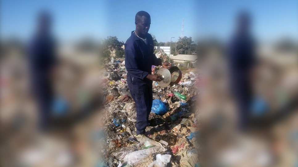 Le réfugié soudanais Mohammed cherche des produits recyclables dans une décharge du sud de Tripoli, en Libye. 