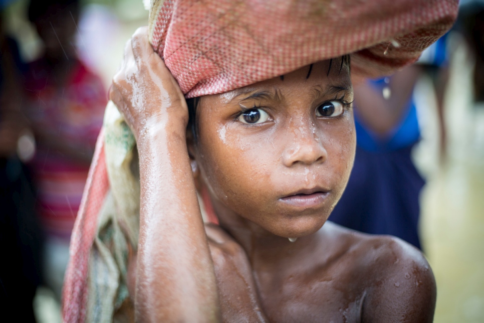 Bangladesh. Bangladeshi Donors Give Aid to Rohingya