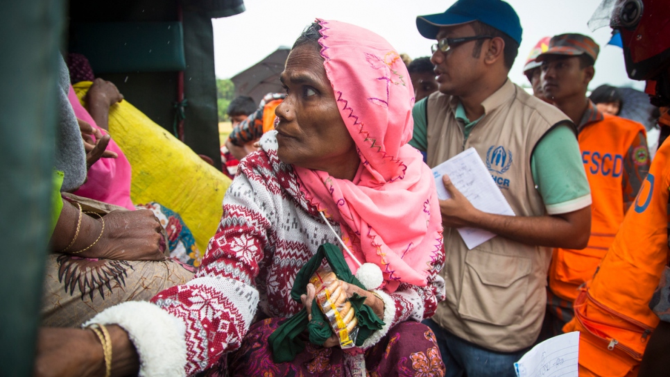 El ACNUR y sus socios se apresuraron a acudir a la escena para brindar apoyo médico, alimentos, mantas y ropa a los sobrevivientes.