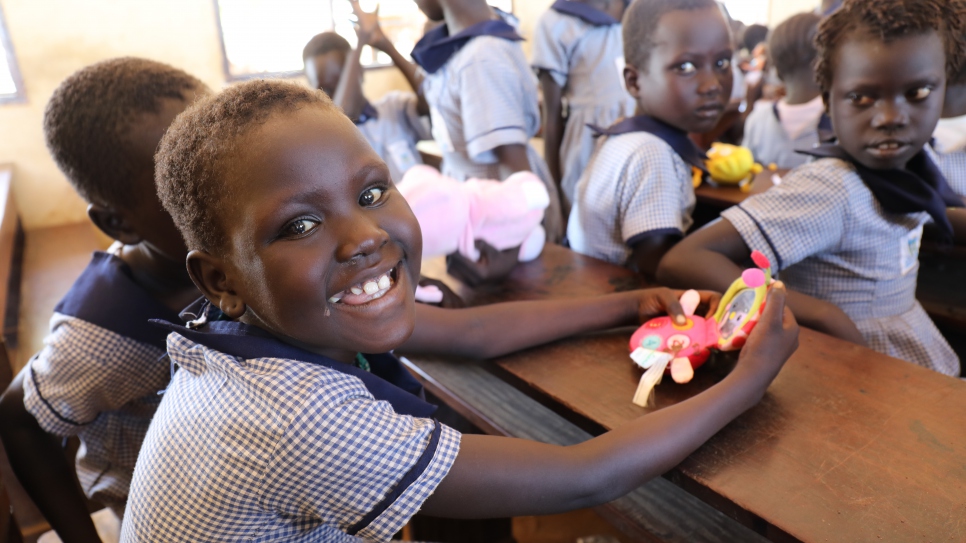 Des enfants réfugiés dans le camp de Gorom, au Soudan du Sud, recoivent le 23 août 2017 les jouets collectés au musée du Quai Branly à Paris. Ce camp a été mis en place en 2010 et accueille 1833 réfugiés, principalement originaires d'Ethiopie. 