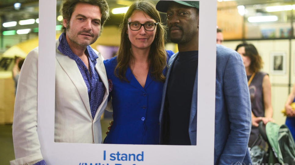 Les artistes français Matthieu Chedid et Marco Prince posent avec Céline Schmitt, Porte-parole du HCR en France, dans un cadre pour célébrer la Journée mondiale du réfugié, le 20 juin, à Ground Control à Paris.
Le HCR France a organisé avec l'association SINGA des jam sessions en présence de grands noms de la chanson française, comme M et Catherine Ringer, et des musiciens réfugiés tels que Team SpiRythm, Ghandi Adam, Aida et Babak et Refugees of Rap, afin de mettre en avant l'importance de la rencontre et de l'échange.