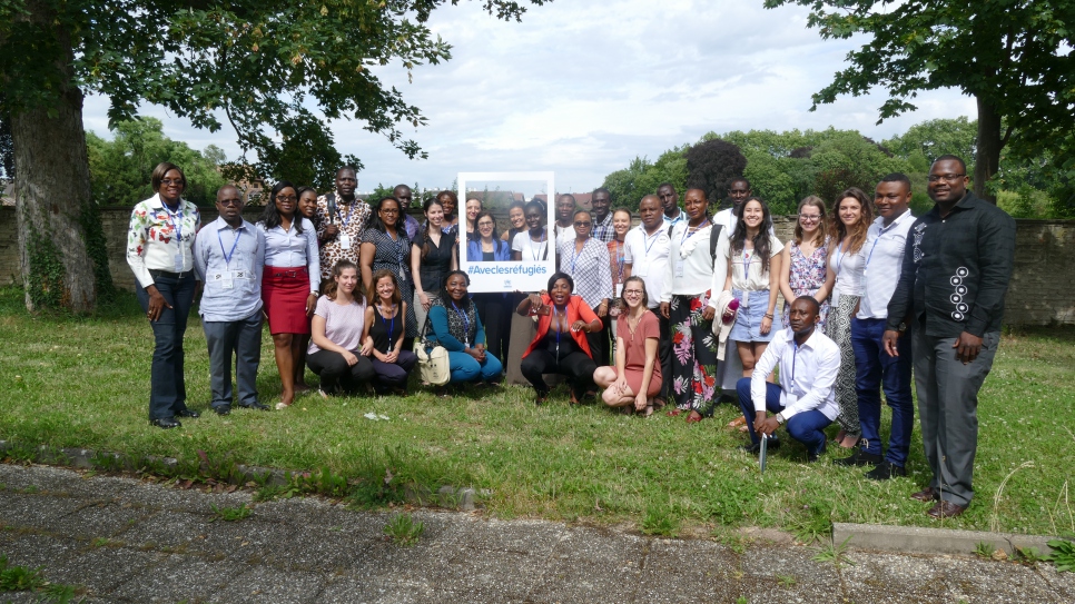 Des membres du HCR France et les participants à la Formation Intensive sur le Droit des Réfugiés à Strasbourg  du 18 au 29 juin 2018 posent avec un cadre du HCR. Les participants sont originaires d'Afrique, d'Amérique Latine, du Canada et d'Europe. Tous sont issus de secteurs d'activité en lien avec l'asile et les réfugiés. 